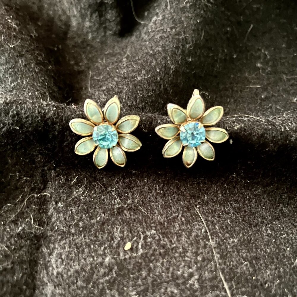 Vintage Light Sky Blue ‘Flower’ w/Blue Faceted Crystal
